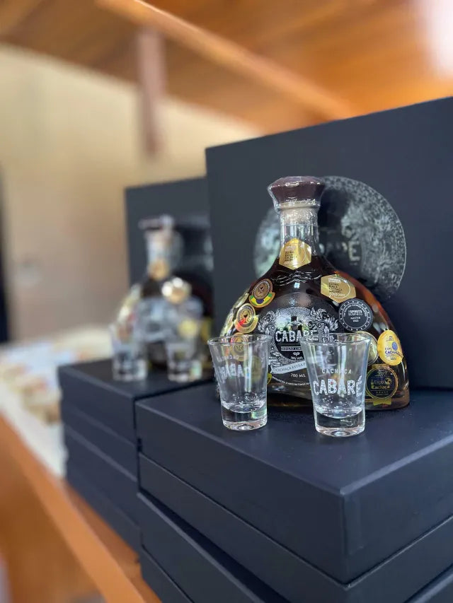 Kit Cachaça Cabaré Extra Premium 15 Anos (Cópia)